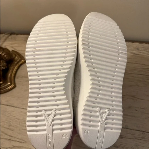 Vionic Kearney White Lace Platform Sneakers. NWOT. SO adorable and comfortable🥰 - Picture 7 of 8